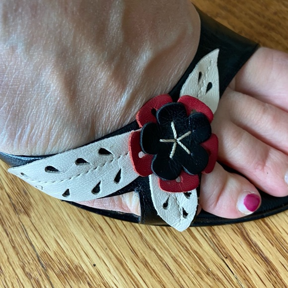 Adorable GUESS by Marciano leather🌺 flower 🌺 black & red heel sandals - size 8.5 - Picture 2 of 3